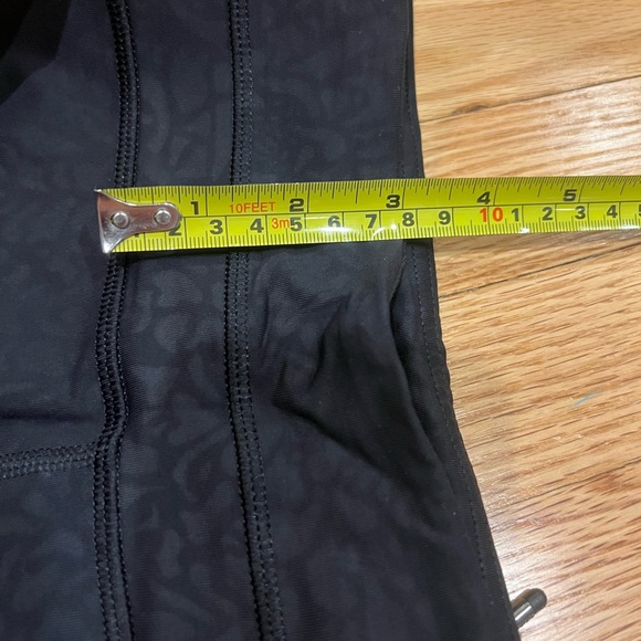 Lululemon run inspire crop II size 2 - special edition rare embossed camo print - Picture 8 of 9